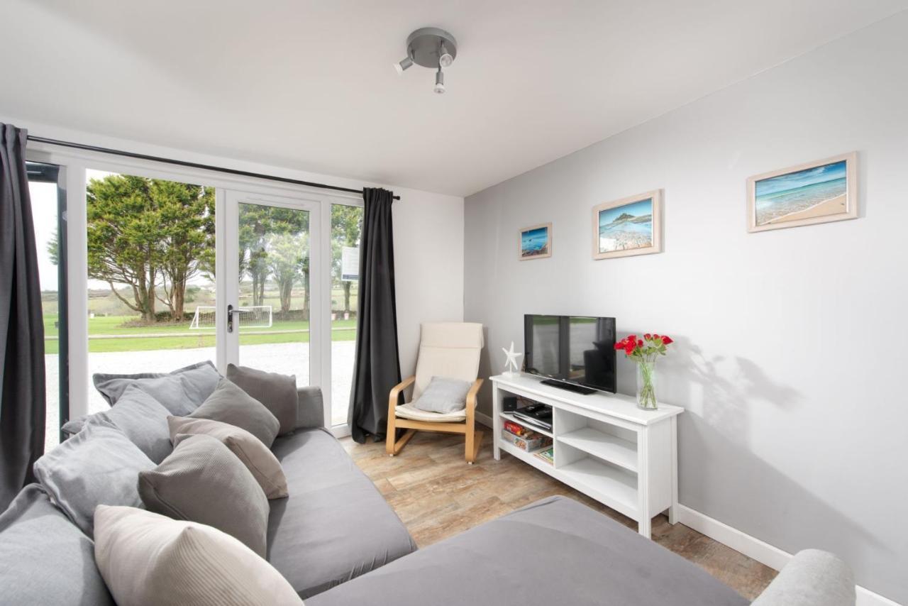 Wheal Prosper- Beautifully Fitted Wooden Lodge Helston Cornwall Exteriör bild