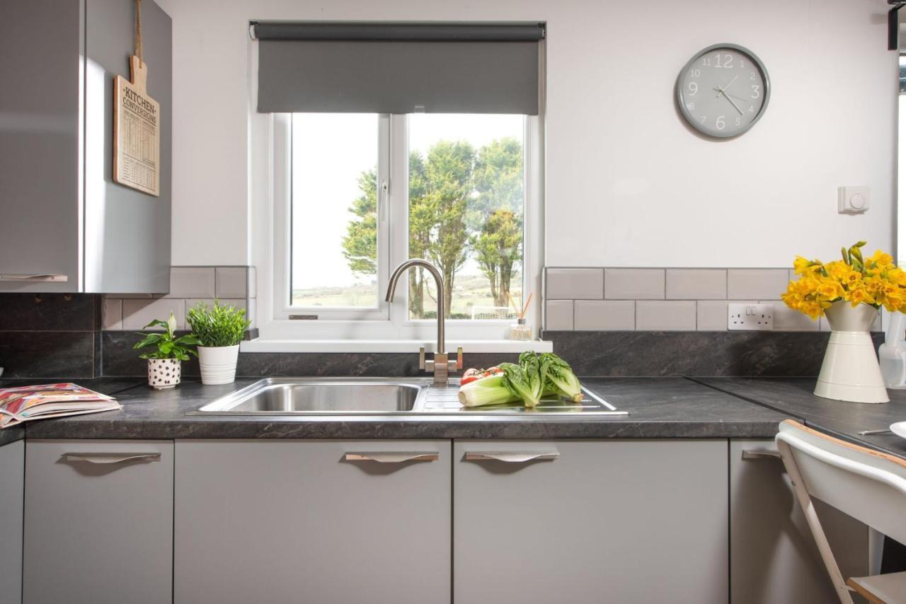 Wheal Prosper- Beautifully Fitted Wooden Lodge Helston Cornwall Exteriör bild
