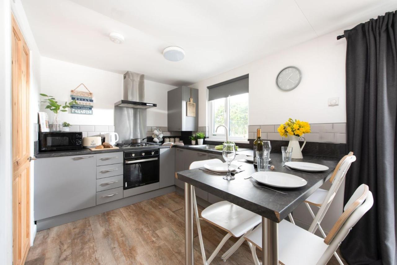 Wheal Prosper- Beautifully Fitted Wooden Lodge Helston Cornwall Exteriör bild